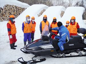 スノーモビルの操作法を説明しています