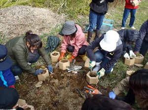 植樹作業を行う新星マリン漁組の皆さん