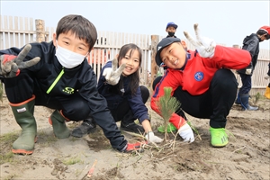 苗木を植え付ける小学生