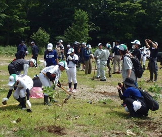 重たい鍬を一生懸命使って植えてくれました