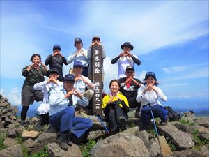 山頂にてみんなで仲良くお山ポーズ