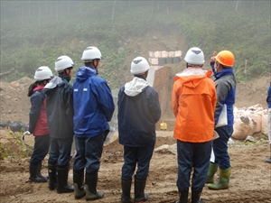 工事中の治山ダムの説明