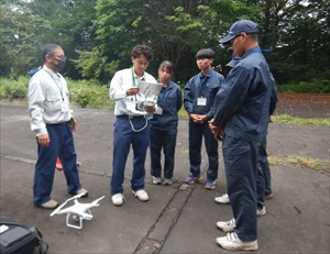 無人航空機（UAV）の操作を説明