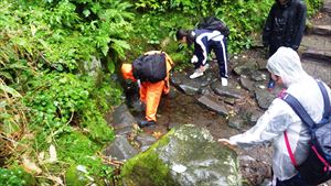 甘露泉水を汲んでいます。