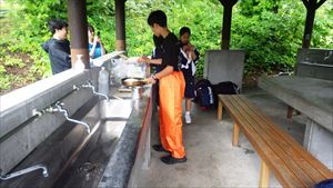 自然班は山メシとして、焼きそば、みそ汁、浅漬けを作りました。
