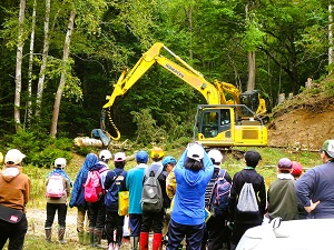 令和5年9月26日（火曜日）、足寄小学校、芽登小学校、大誉地小学校の3校で「総合的な学習の時間」の一環として森林教室を行いました