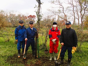 植樹した桜の前でパチリ！