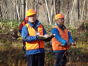 渡島総合振興局東部森林室長（写真：左）より総轄