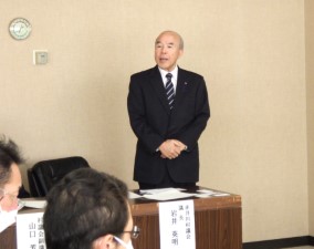 調印式での赤井川村議会の岩井議長さんによる挨拶の様子