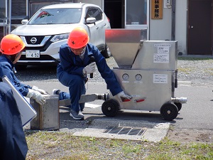 消火剤溶解機の説明の様子