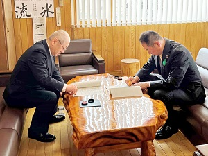 荒井王子フォレストリー株式会社代表（左）と渡邉日高南部森林管理署長