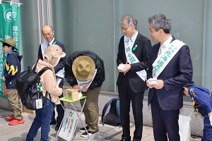 札幌駅南口広場での「緑の募金」活動