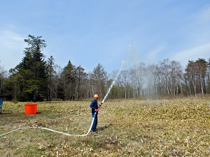 目標地点めがけて放水