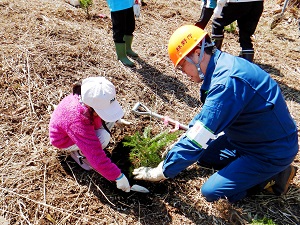 植樹指導(署長)～植樹が楽しかったようでこの子は7本も植栽～