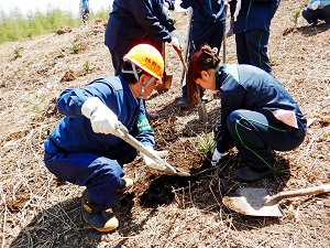 植樹指導(筆者(右股森林官))
