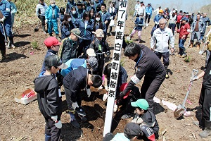 記念標柱を設置