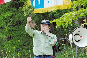 苗木の植樹方法について指導中