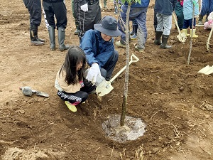 子供たちによる記念植樹