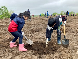 子供たちによる植樹活動