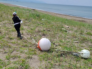 自分より大きなゴミも運びました