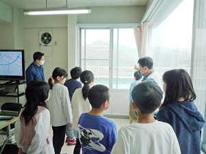 屋外を見る様子