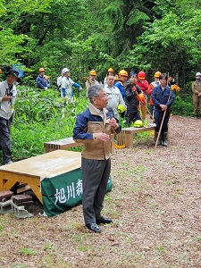 主催者挨拶される旭川林業土木協会の新谷会長