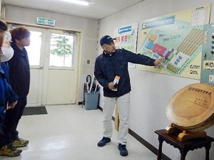 今回の見学会では工場長の佐々木さん（右）に案内していただきました