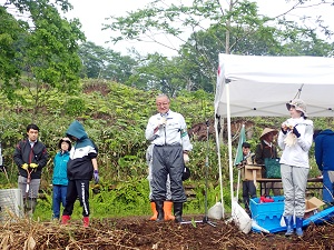 実行委員長による植樹開始のことばの様子