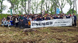 記念標柱を囲んで記念撮影、一番右が当署次長