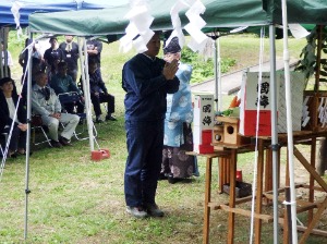 玉串奉奠を行う藪署長