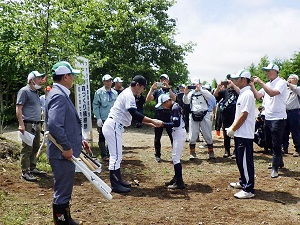 小笠原さんからホオノキ製バットの贈呈