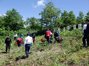 先生方や職員に見守られながら作業を進める