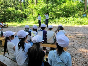 見本林の歴史等について学ぶ班