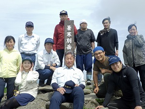 山頂での記念撮影（総括森林整備官 山崎 撮影）