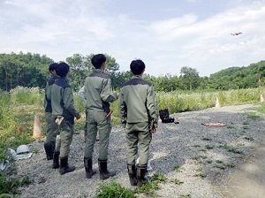 ドローン飛行体験中