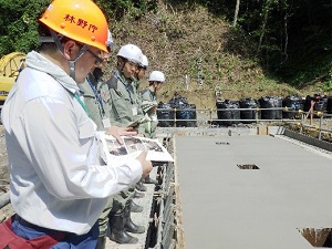 工事中の治山ダムについて説明