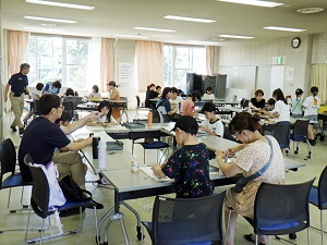 夏休み木工クラフト体験教室の児童たち