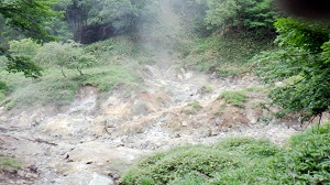 地表から湯気が噴き出ている様子