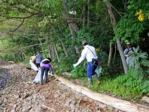 湖岸に落ちているゴミを拾っている様子
