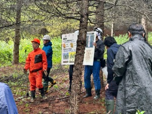 胆振総合振興局森林室の渡部普及課長より枝打ち指導
