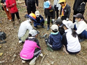 ドローンの操縦を実演