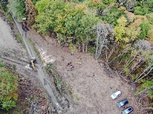 上空を飛んでいるドローン