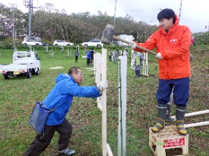 支柱を打ち込んでいる当署職員