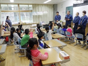 署長の問いかけに答える子供たち