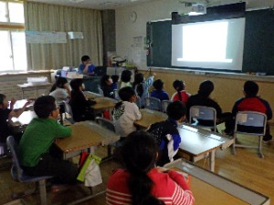 『シンタローのぼうけん』を真剣に観る子供たち