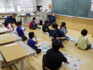 説明を聞きながら万華鏡を作ります