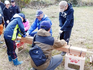 ノコギリで材料を切る体験
