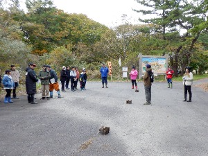 ウッドボウリングの説明を受ける様子