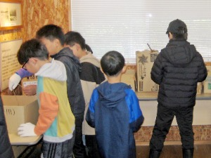 材料を選んでいる様子