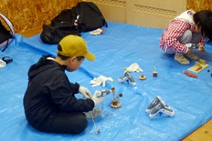 様々な材料を組み合わせて作品を制作中